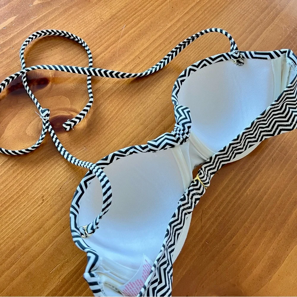 Xhiliration Black & White Chevron Stripe Bikini Top, Size M